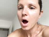 OnlyFans model Gina Gerson shows her six pack & tits before masturbating