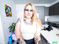 Blonde Hussy Gracie Squirts Shows Off Her Excellent Deepthroating Skills