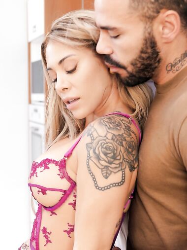 Laura Fox Gets Eaten Out And Screwed By Her Bearded Boyfriend