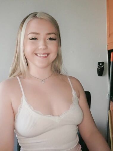 Eva Nyx Gets Her Perfectly Shaved Pussy Drilled After Giving Head