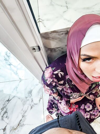 Pervy Hijab MYLF Alexa Payne Gets Pounded In Bed