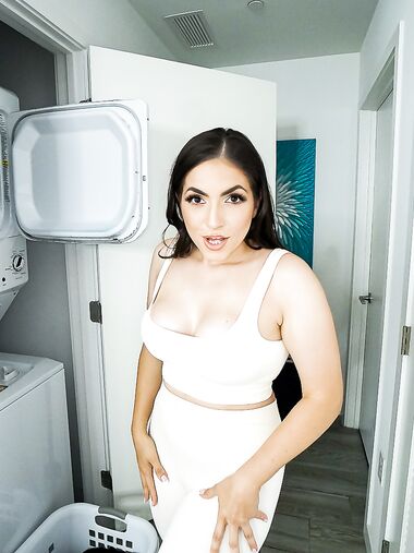 Brown-eyed MILF Valentina Bellucci Gets Pounded In POV