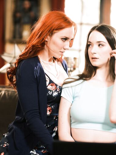 Hazel Moore And Jupiter Jetson Fucking In The Living Room