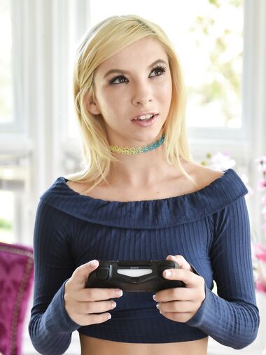 Kenzie Reeves Takes Cum On Her Sexy Feet After A Nice Fuck