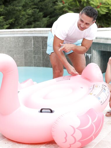 Smiley Bimbo Nikki Fox Gets Fucked By The Pool