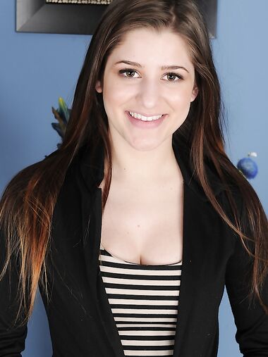 Amateur teen babe Teddi Rae is undressing on camera for her fans