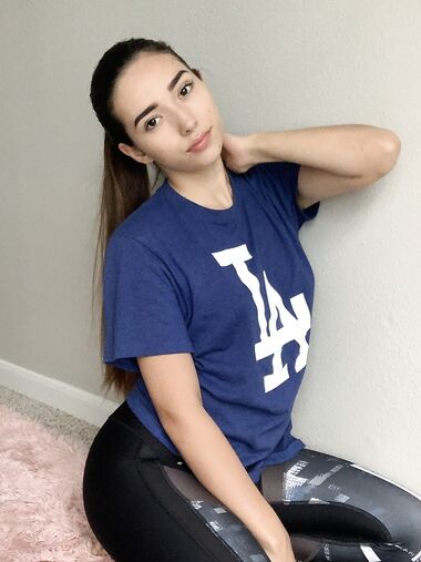 Amateur babe Samly Puff strips her shorts and shows her big ass in her panties