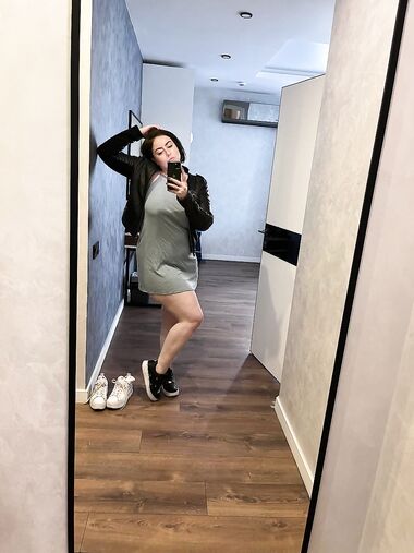 Chubby OnlyFans cam babe shows off her great ass & her shaved pussy