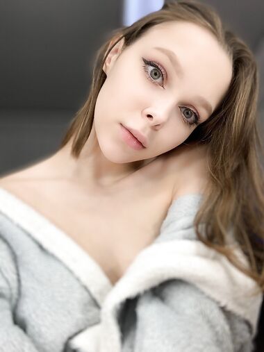 Pretty OnlyFans model Little Kitty flaunts her holes & boobs in a solo