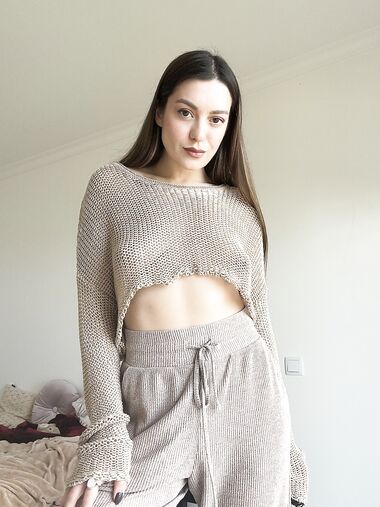 Tattooed babe Scarlett Oharra shows her big ass wearing black panties