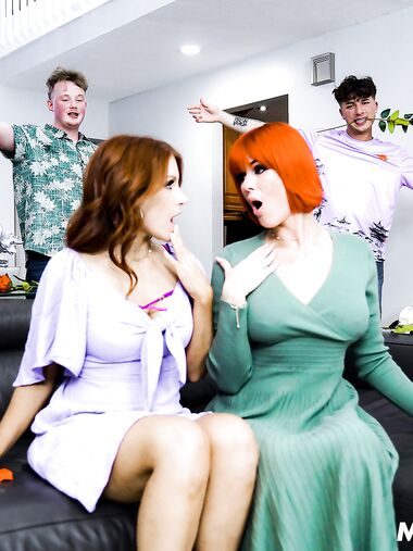 Elise London And Samantha Sinz Get Nicely Fucked On The Couch photos (Samanthasinz)