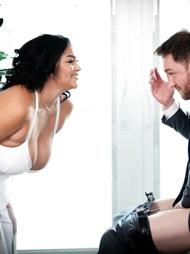 Dark-skinned Plumper Ashlyn Peaks Gets Deeply Fucked After Sucking White Cock