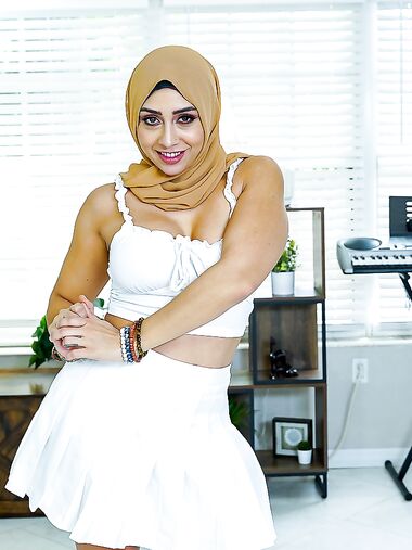 Curvy Arab Mom Gets Fucked Through The Hole In Her Lingerie photos (Lilly Hall)