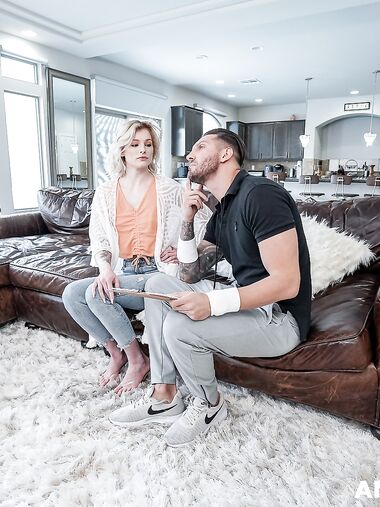 Petite MYLF Hyley Winter Shows Off Her Excellent Anal Riding Skills photos (Hyley Winters)