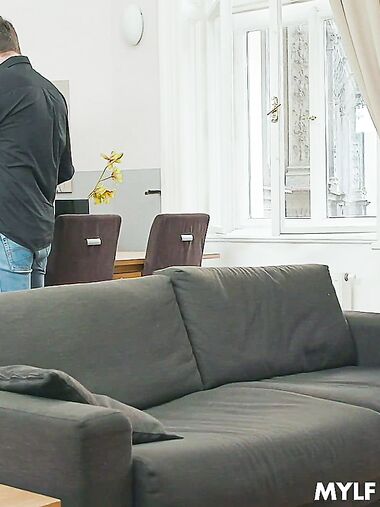 Short-haired Bombshell Lady Dee Gets Pleasantly Fucked On The Sofa